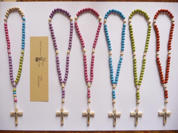 Chapelet bois couleur assortiment croix Latine Christ métal bois 36x29 mm long 28 cm